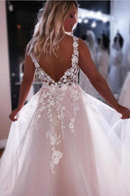 Robe de mariée trapèze dos nu à bretelles et décolleté en V ornée de dentelle