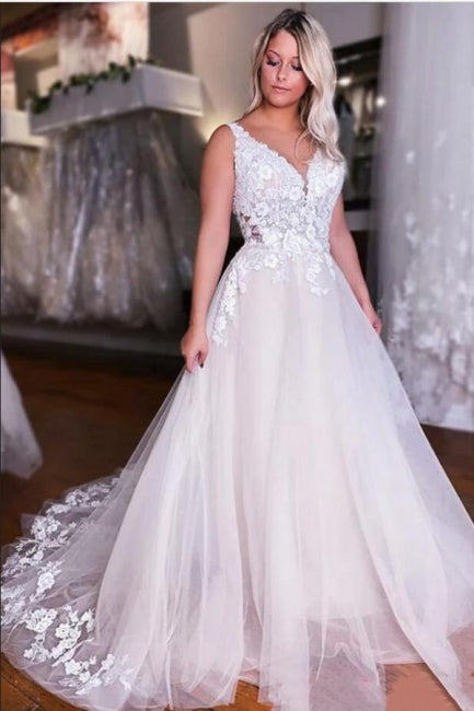Robe de mariée trapèze dos nu à bretelles et décolleté en V ornée de dentelle