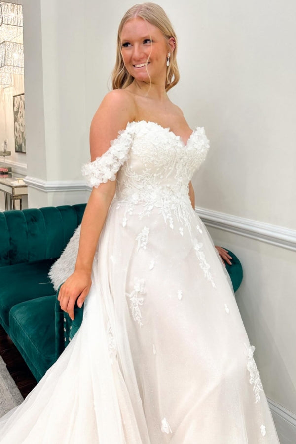 Elegante vestido de novia largo color marfil, corte en A, hombros descubiertos, con apliques de tul