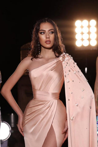 Elegante vestido largo de fiesta color melocotón, de satén, con un solo hombro y abertura.