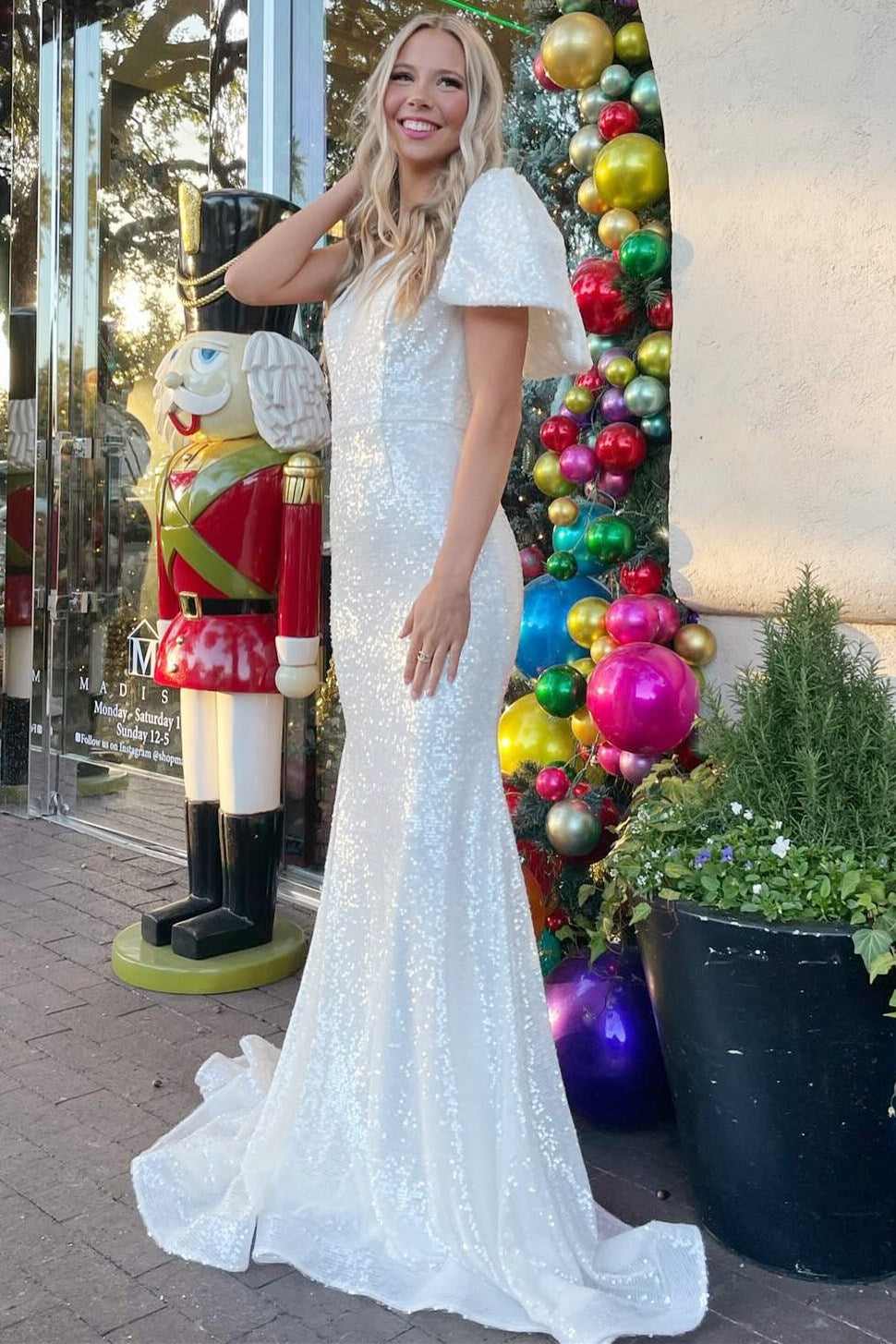 Fauna | Vestido largo de fiesta corte sirena con lentejuelas rosa neón, un solo hombro y lazo