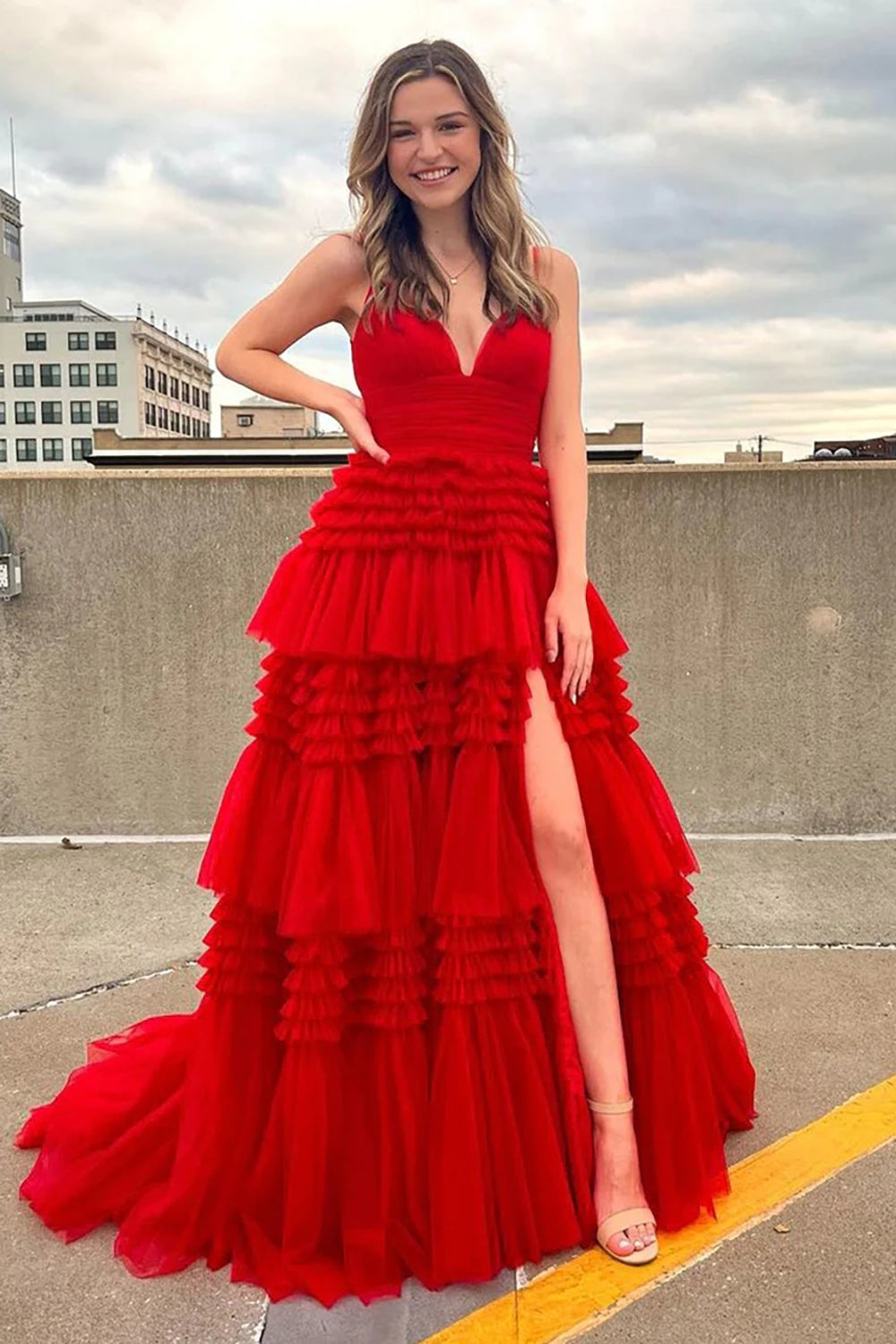 Vestido largo rosa de fiesta con tirantes finos, corte en A y abertura.