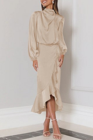 Robe de soirée élégante à col roulé et volants. 