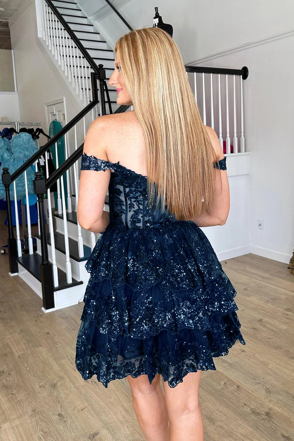 Vestido de princesa con corsé negro y hombros descubiertos para baile de bienvenida