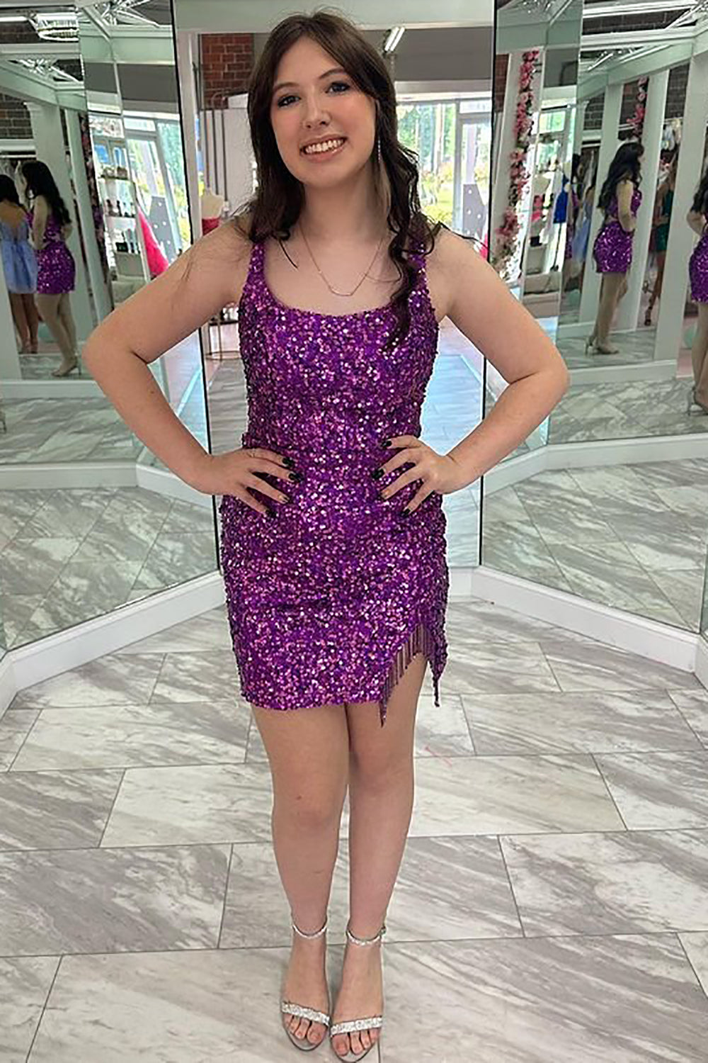 Robe de bal courte à paillettes violettes, col carré et pompon, style fourreau, ornée de sequins et de franges.