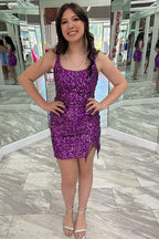 Robe de bal courte à paillettes violettes, col carré et pompon, style fourreau, ornée de sequins et de franges.