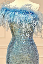 Vestido de fiesta azul claro con lentejuelas, corte sirena y un solo hombro, con plumas.