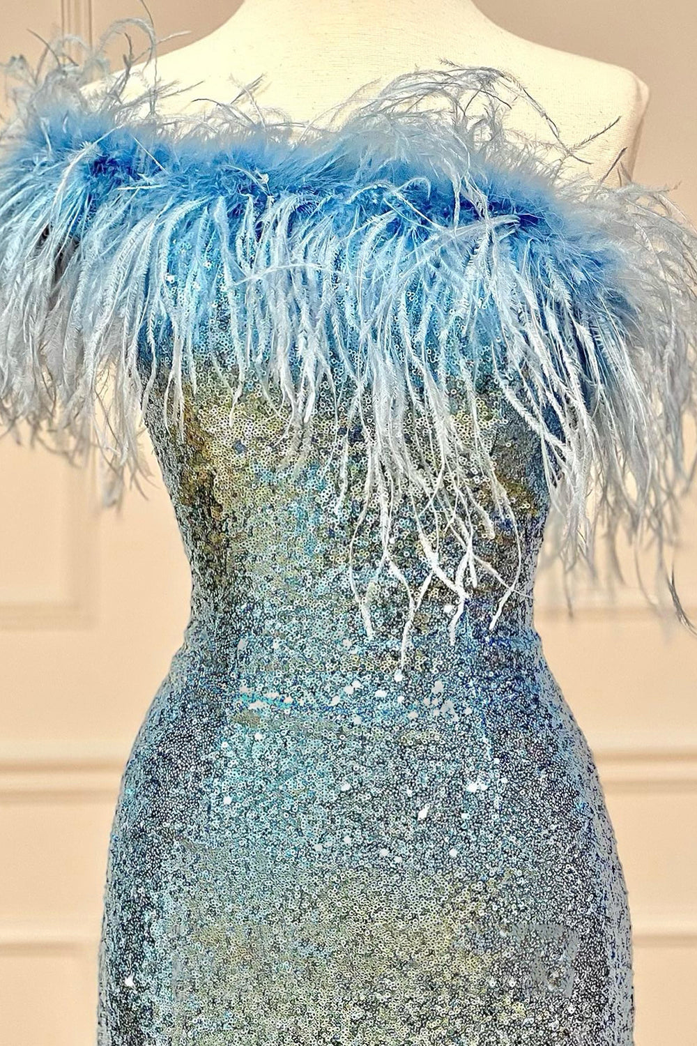 Vestido de fiesta azul claro con lentejuelas, corte sirena y un solo hombro, con plumas.