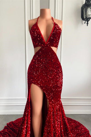 Robe de bal sirène rouge à sequins, fendue sur le devant, dos nu en V et col V, longueur au sol.