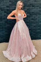 Robe de bal longue trapèze à fines bretelles et sequins