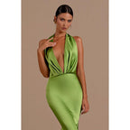 Vestido de noche largo de sirena de satén fruncido con escote en V bajo y cuello halter sexy