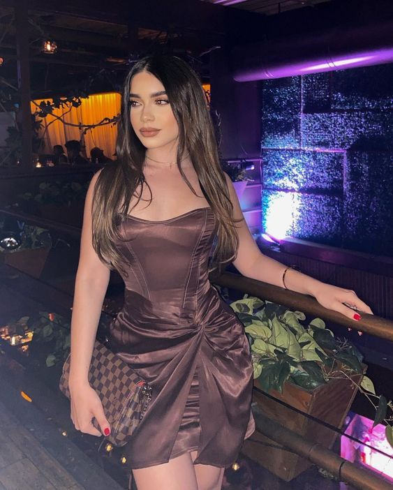 Vestido de cóctel marrón sencillo sin tirantes estilo tubo Y7691