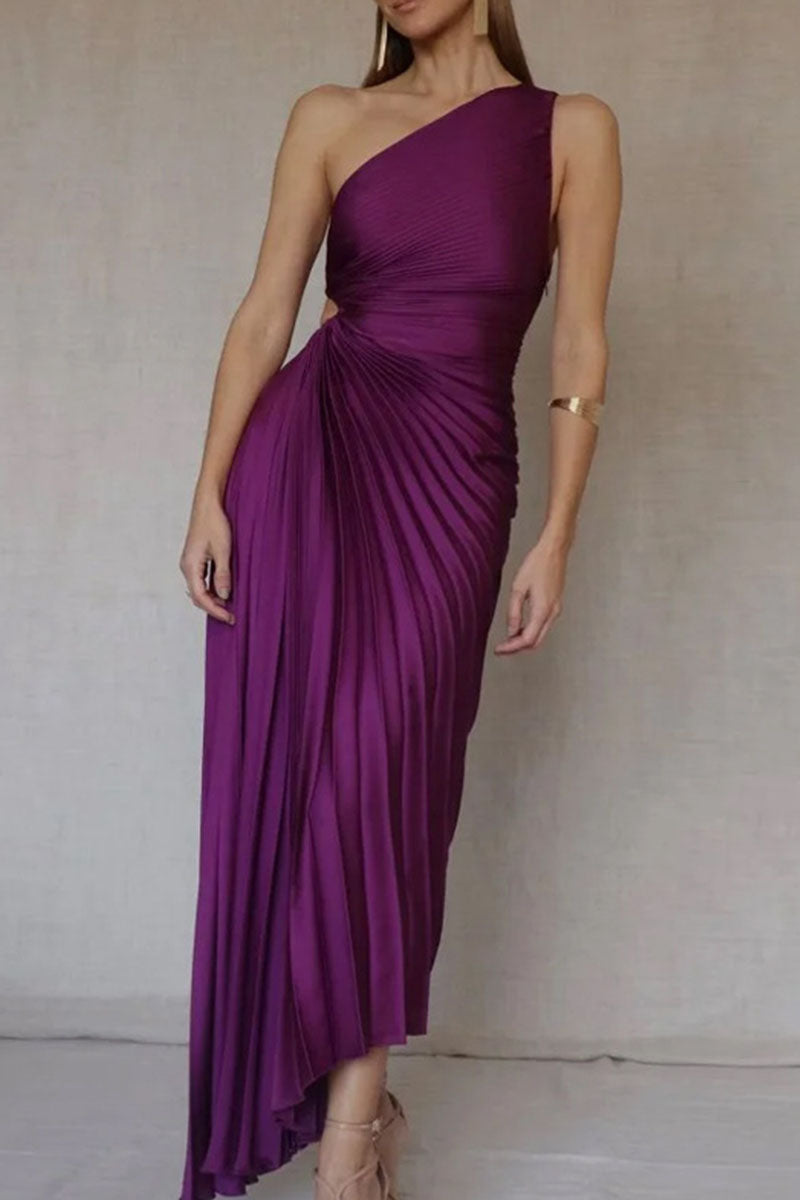 Elegante vestido de noche con cuello oblicuo asimétrico y pliegues de patchwork liso. 