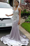 Vestidos de fiesta plateados con cristales brillantes y escote halter. Vestidos de noche ajustados y acampanados, seductores y sin espalda. Modelo Y157