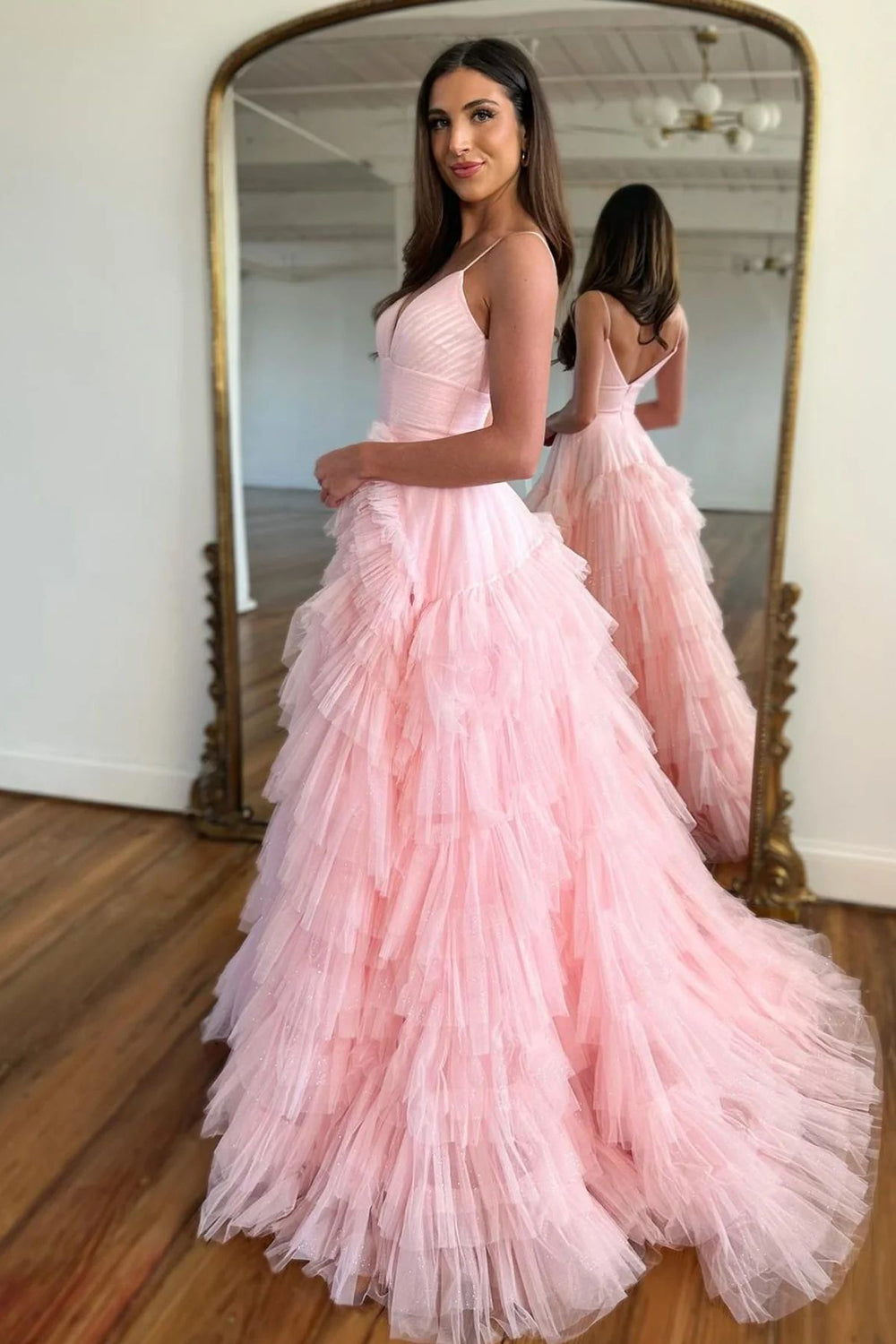 Vestido largo de fiesta rosa con tirantes finos, corte en A y volantes
