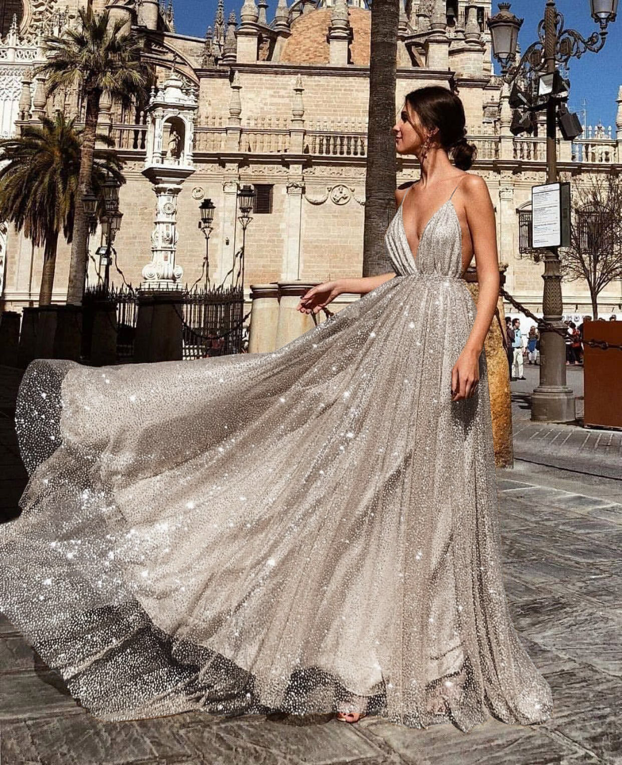 Vestido largo de fiesta con escote en V y tirantes 