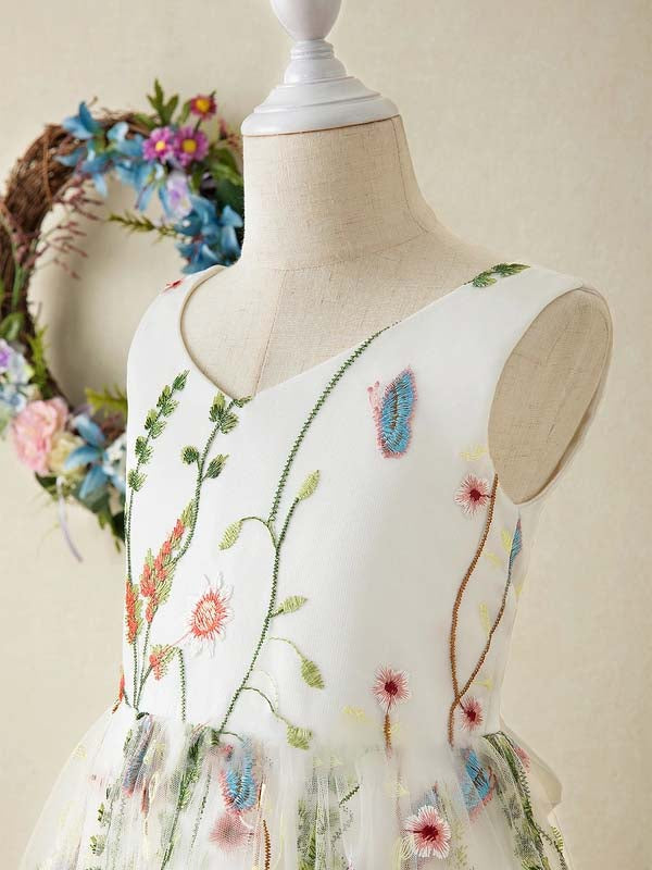 Vestido de niña con bordado floral de flores silvestres, tul superpuesto, corte en A, ajustado, escote en V, lazo en la espalda y estampado floral. 