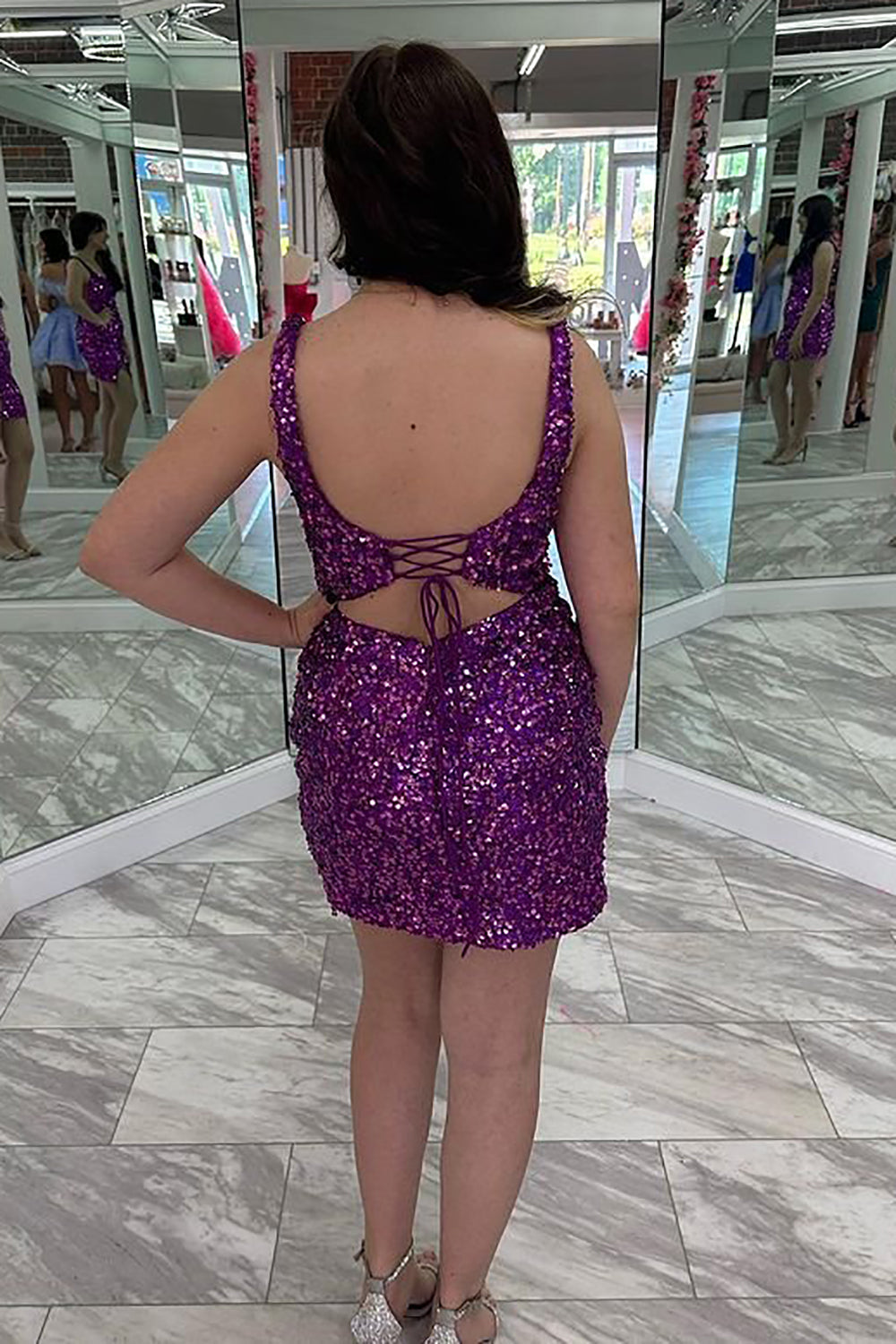 Robe de bal courte à paillettes violettes, col carré et pompon, style fourreau, ornée de sequins et de franges.