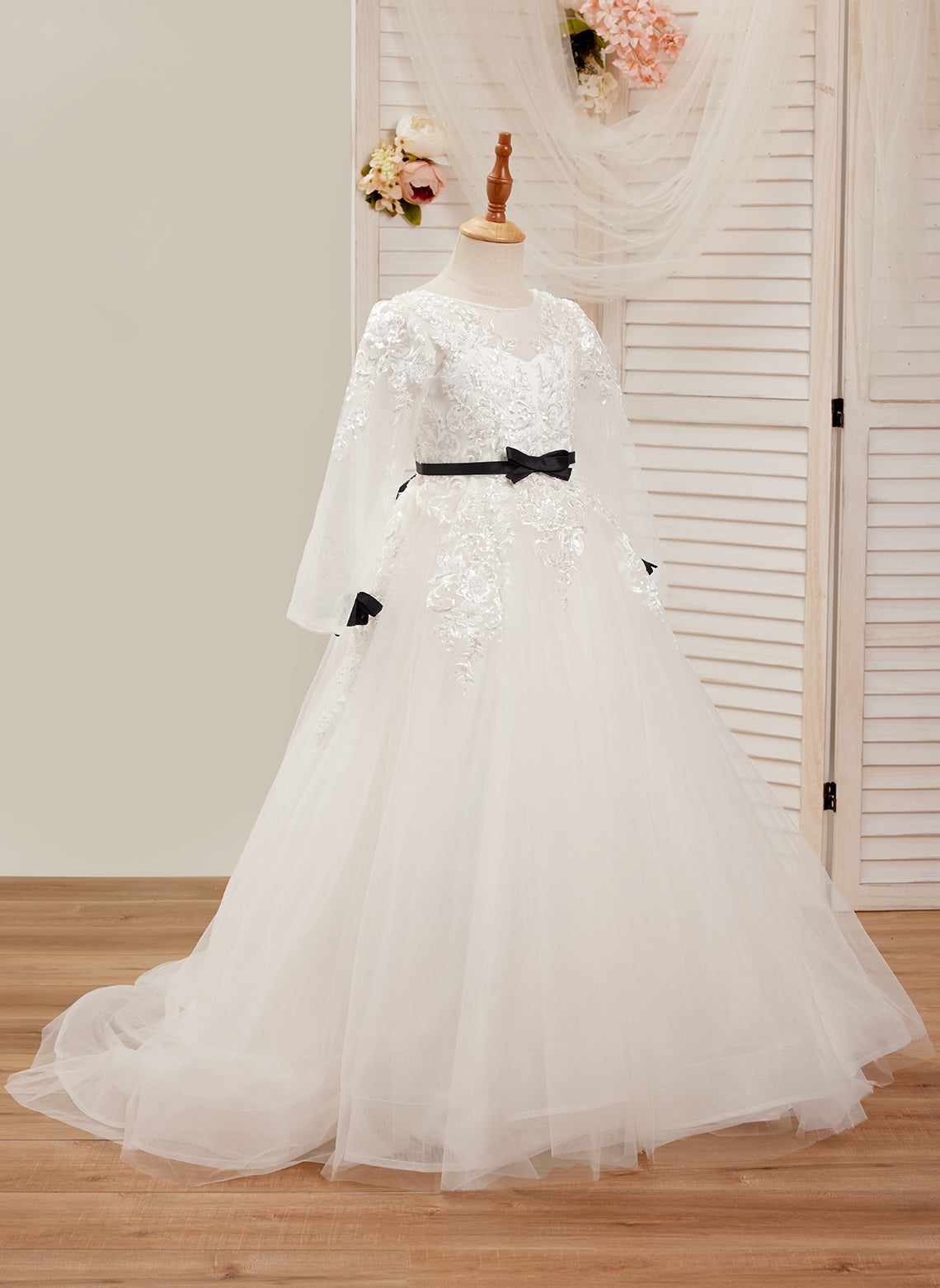 Vestido de niña de las flores para la Primera Comunión, corte en A, de tul con cola de barrido, color marfil. 