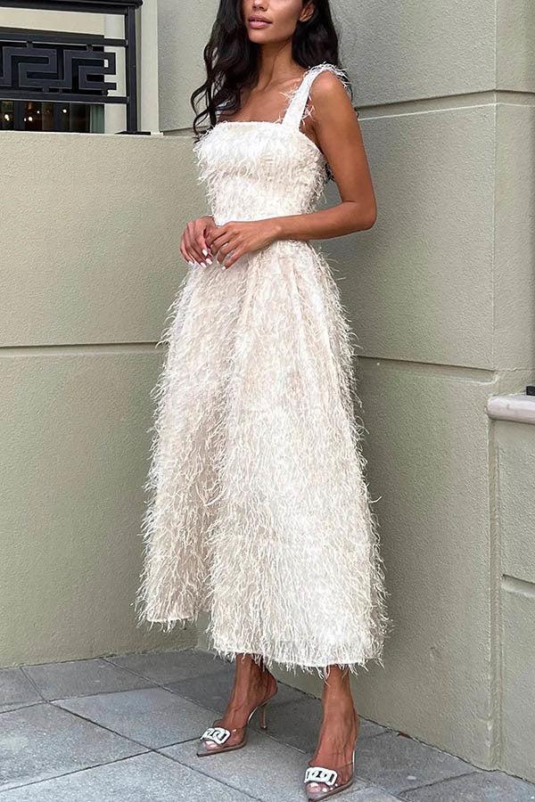 Robe midi féérique et ravissante à col carré en tissu duveteux et à franges. 