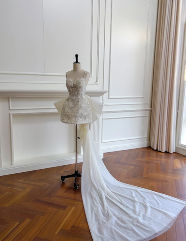 Robe de bal courte en tulle blanc à sequins, coupe trapèze, ornée d'un nœud (Y8570)