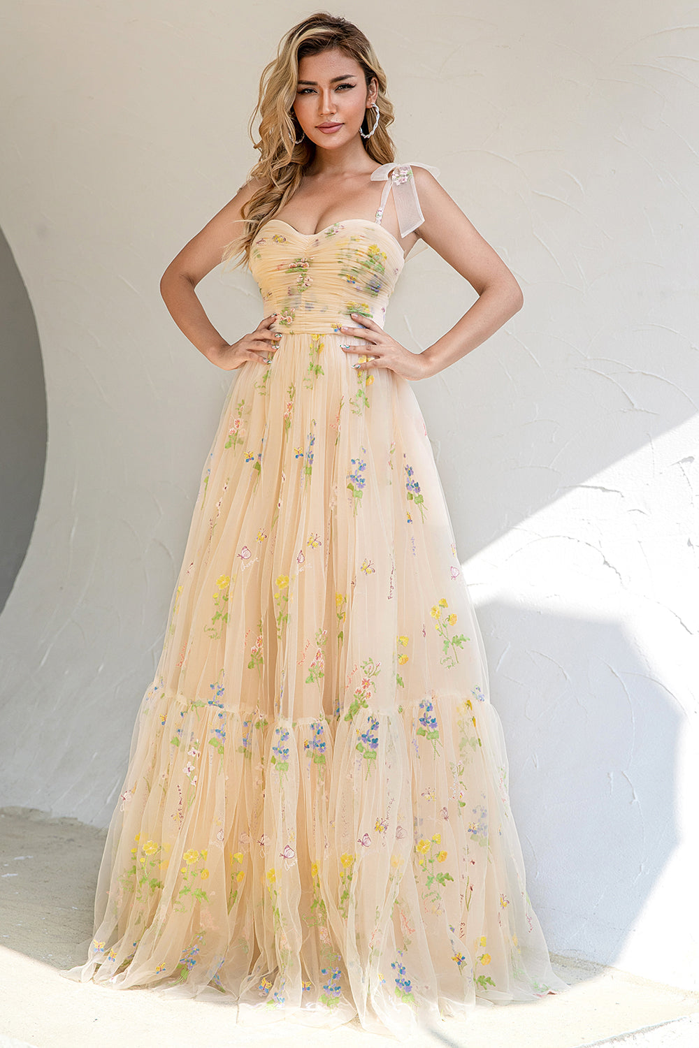 Vestido de fiesta color champán con tirantes finos, corte en A y apliques
