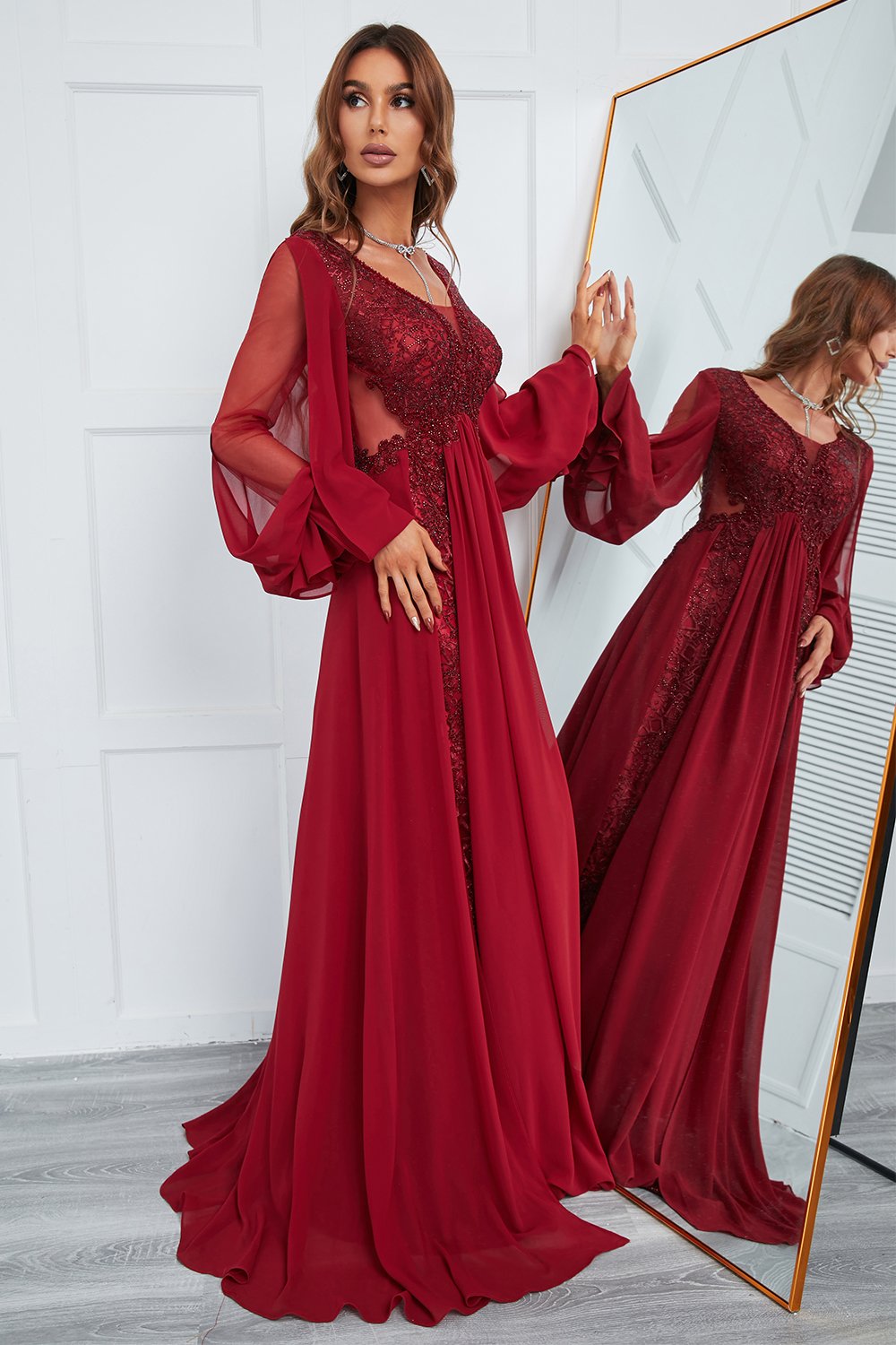 Robe de bal longue bordeaux ornée de perles et de dentelle