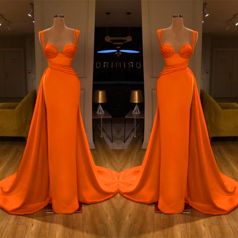 Impresionantes vestidos largos de sirena de satén con escote corazón y abertura alta para graduación.
