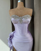 Vestido de fiesta de sirena lila claro sin tirantes con abertura alta y pedrería 