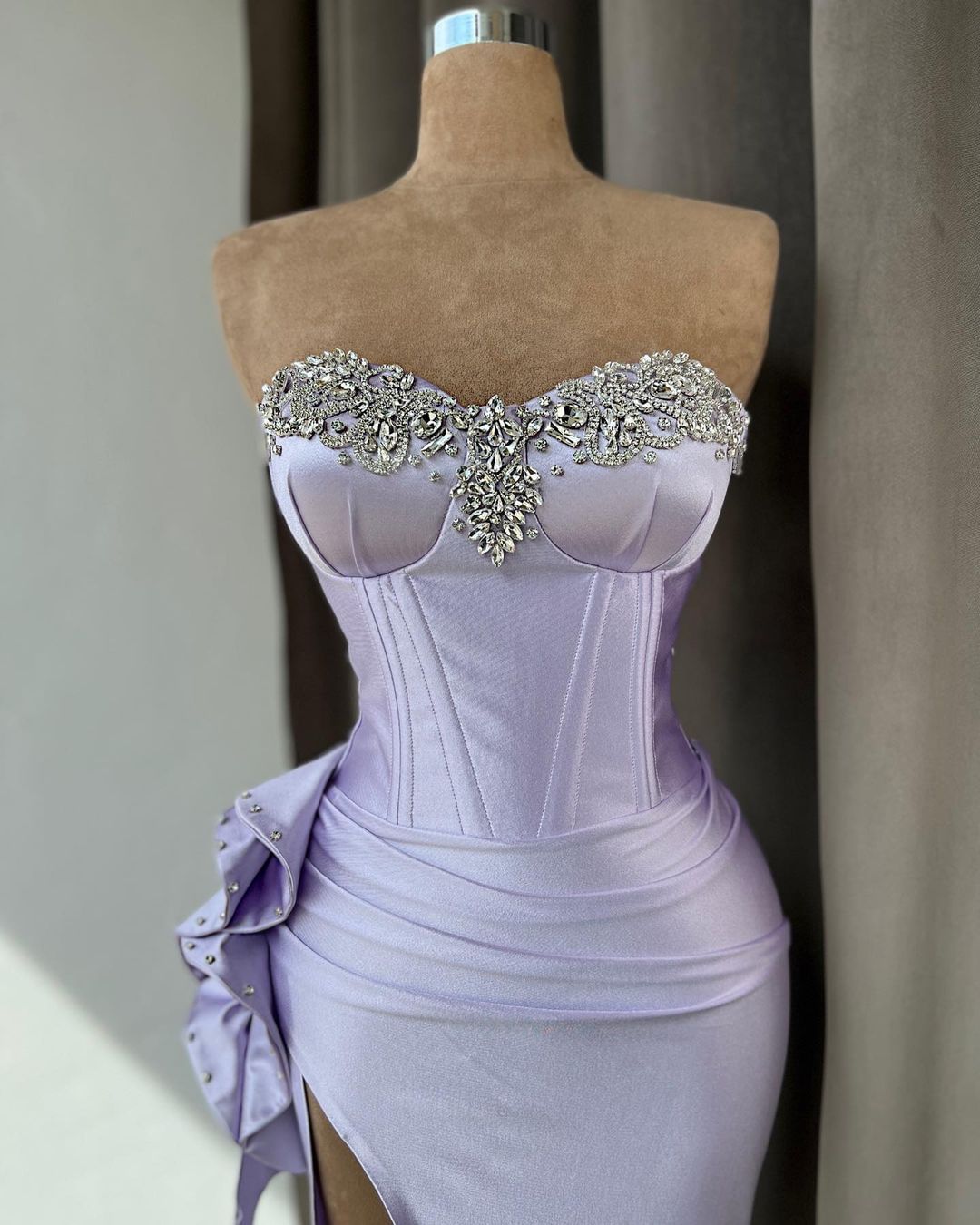 Vestido de fiesta de sirena lila claro sin tirantes con abertura alta y pedrería 