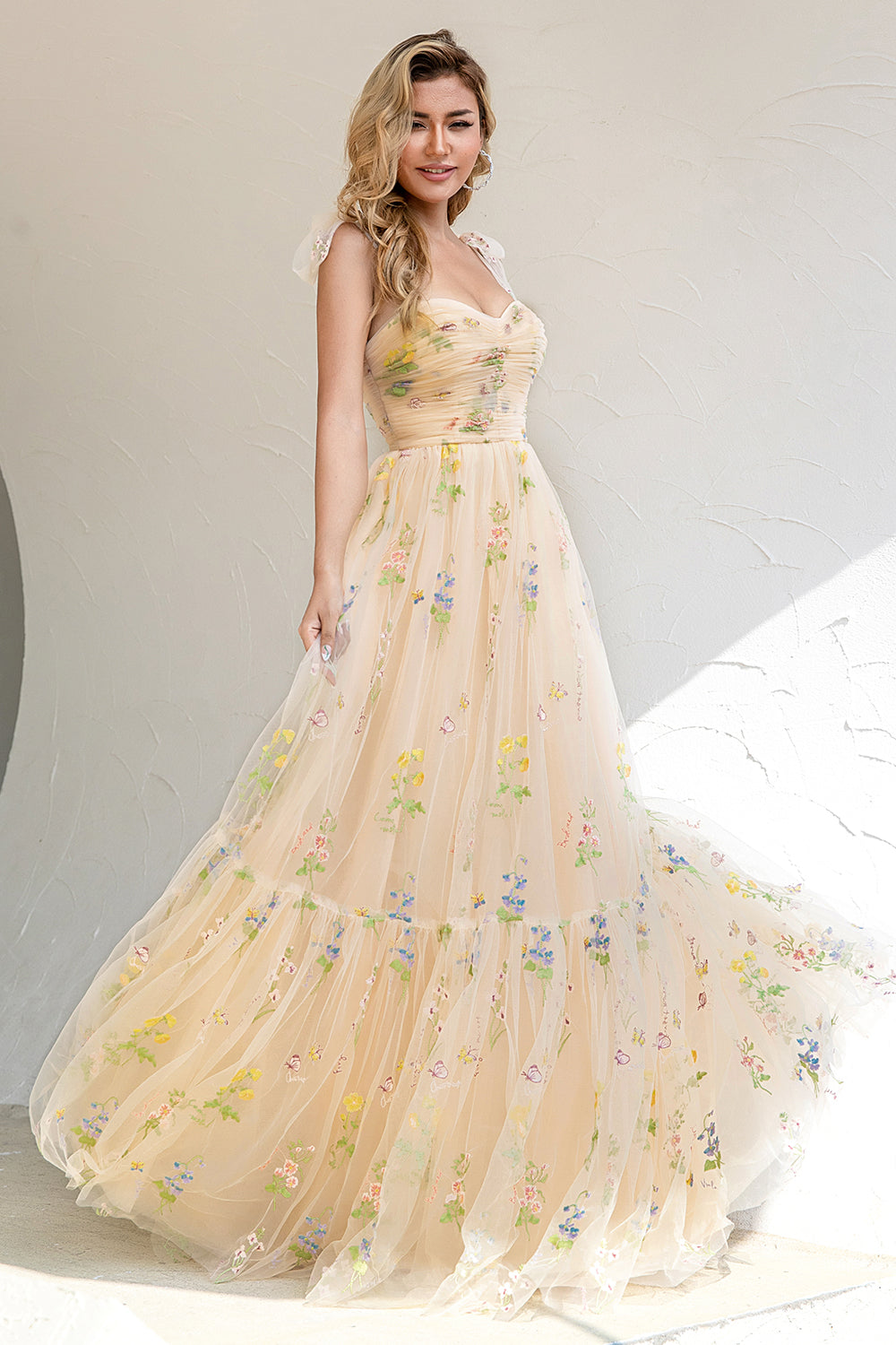 Vestido de fiesta color champán con tirantes finos, corte en A y apliques
