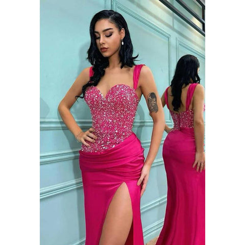 Vestido de noche largo de satén fruncido con lentejuelas y escote en forma de corazón y abertura