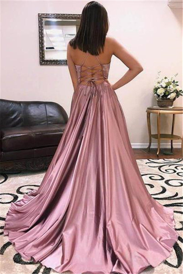 Vestido de sirena con tirantes finos y abertura en la espalda con tiras.