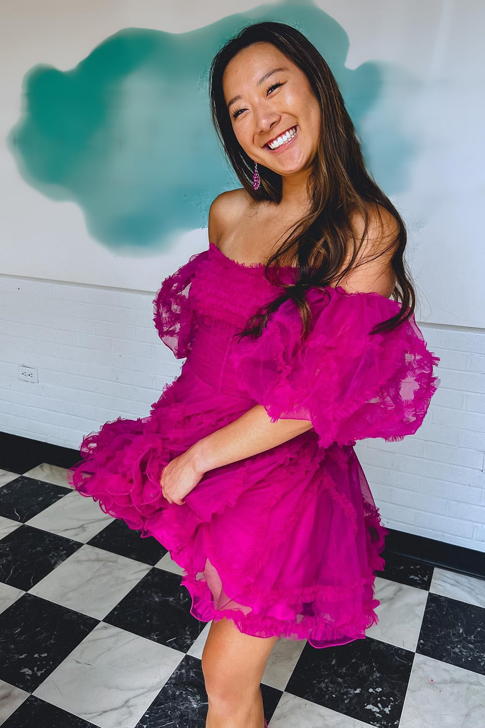 Vestido corto de fiesta de bienvenida, corte en A, manga abullonada, corsé fucsia y volantes