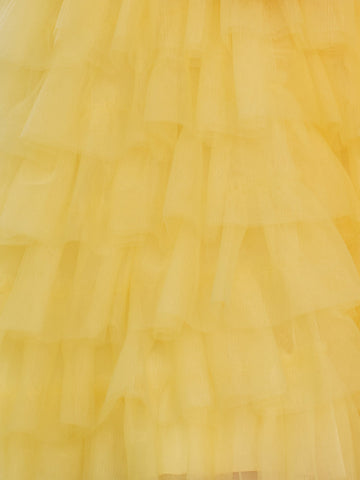 Vestido corto de tul con volantes escalonados sin tirantes y flores para baile de bienvenida