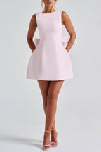 Robe mini élégante à gros nœud ornée de perles et coupe ajustée 