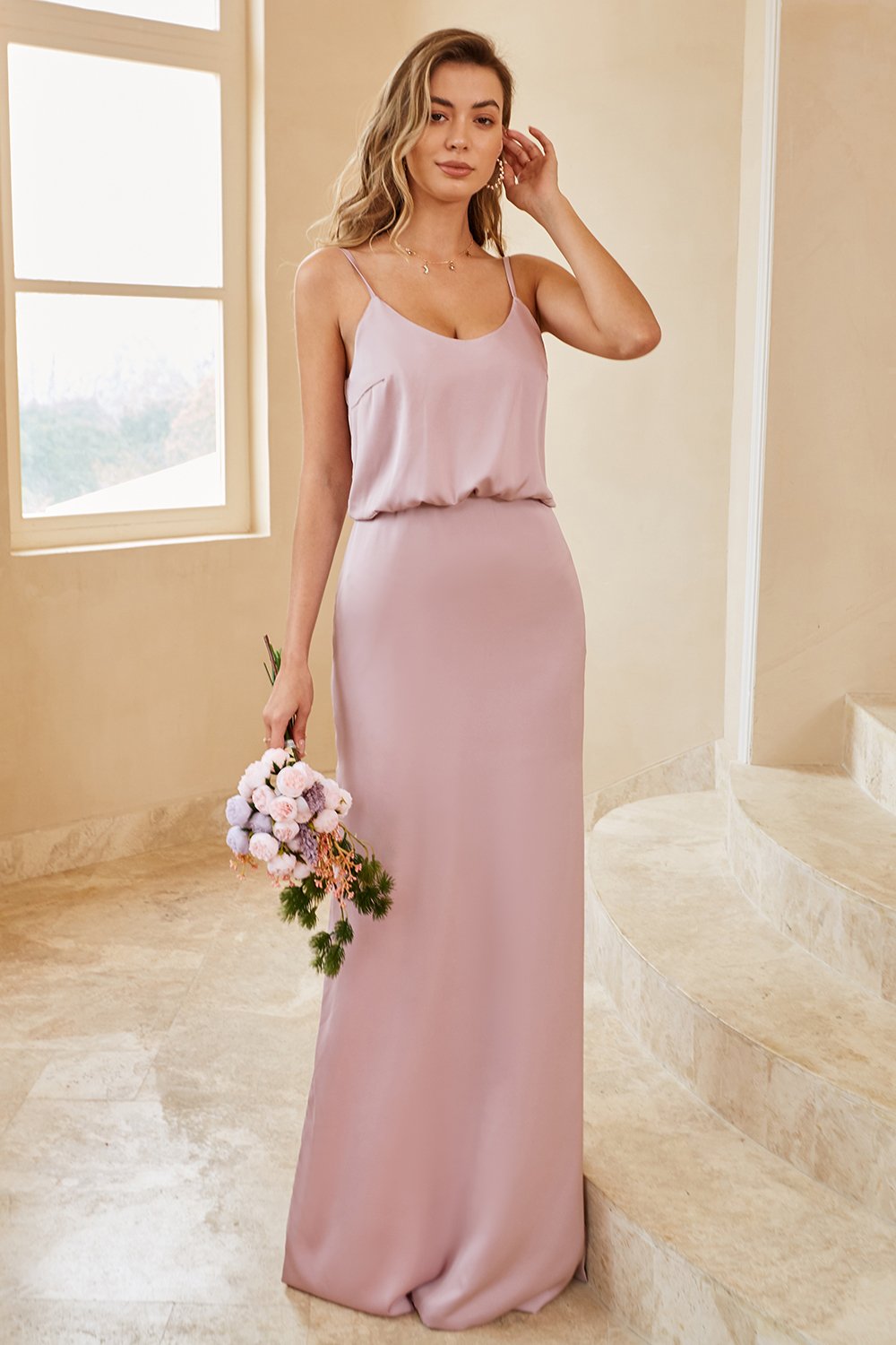 Vestido largo de dama de honor gris y rosa con tirantes finos