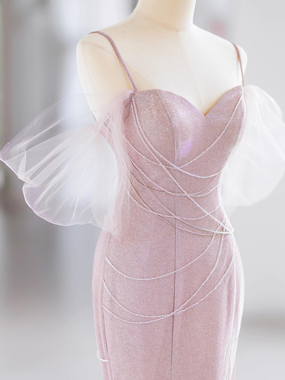 Elegante vestido de noche rosa estilo sirena con tirantes finos y pedrería Y7615