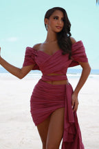 Robe de bal courte unique à épaules dénudées et plis, ornée d'une rose