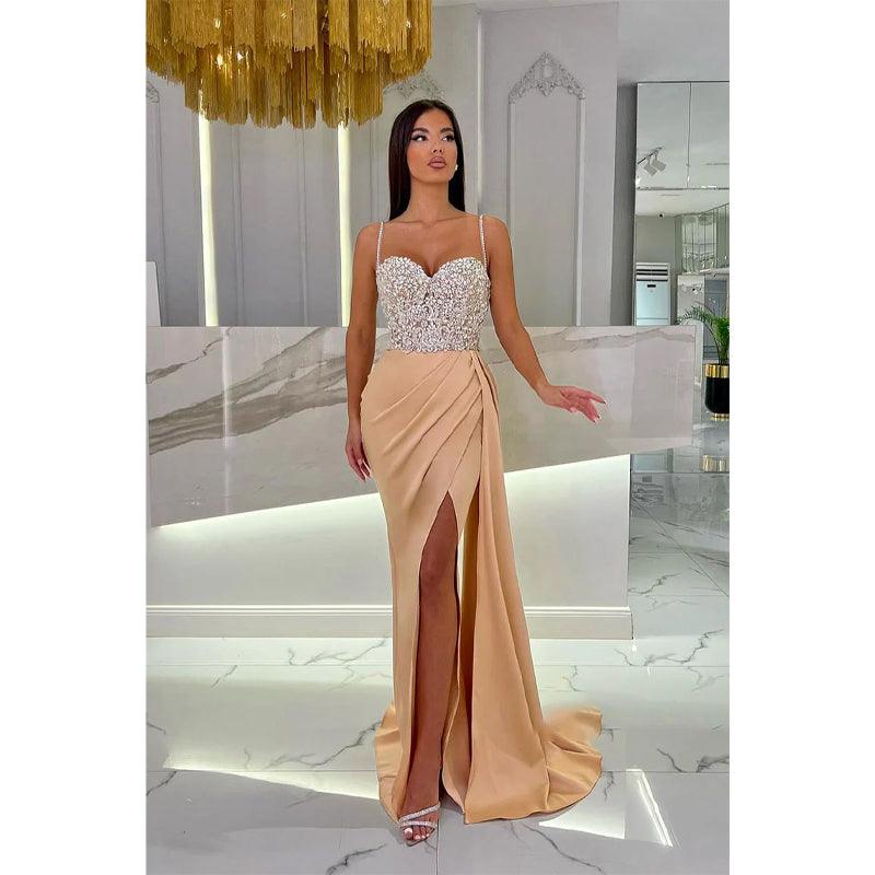 Robe de soirée longue à bretelles en cœur et perles, coupe fourreau/colonne