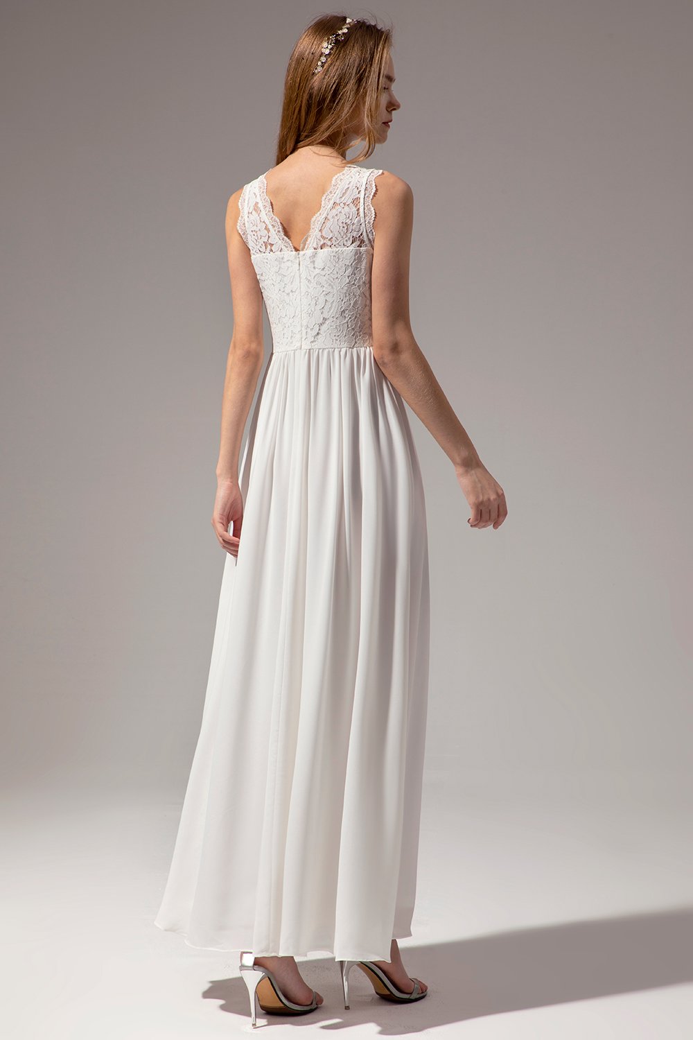 Robe de bal longue blanche trapèze à décolleté cœur et dentelle