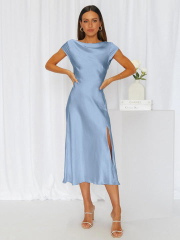 Vestido de verano elegante de satén puro con escote alto y espalda descubierta, estilo sexy y favorecedor. 