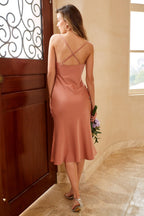 Vestido de dama de honor marrón con tirantes finos