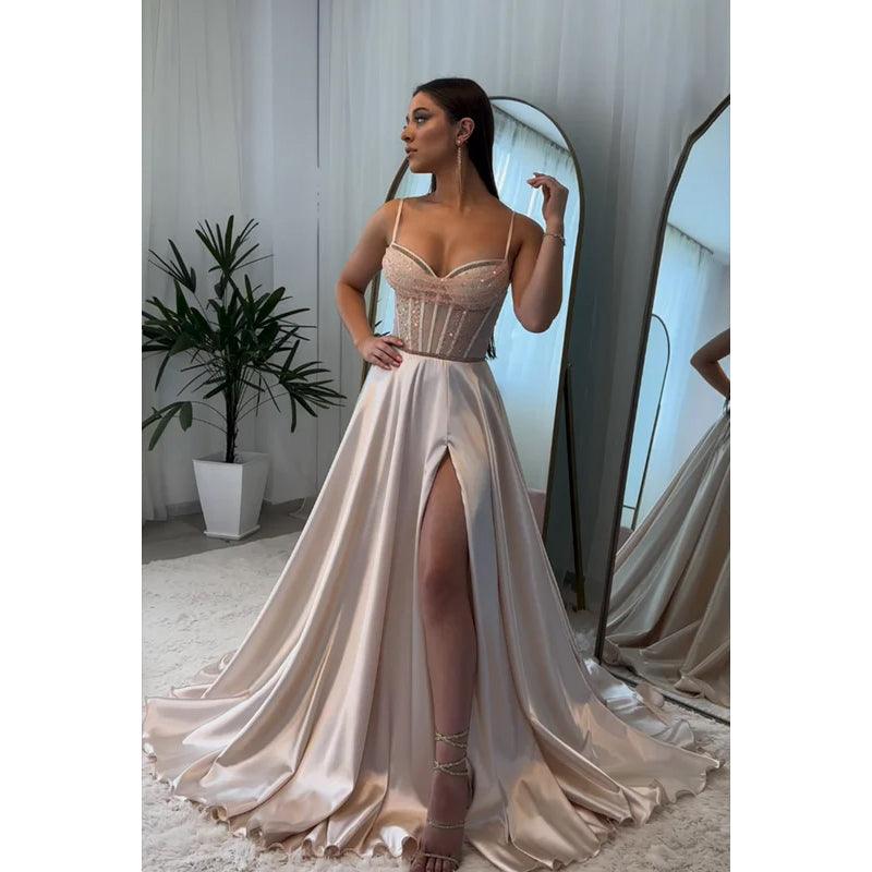 Superbe et charmante robe de bal de fin d'année trapèze à bretelles spaghetti et fente