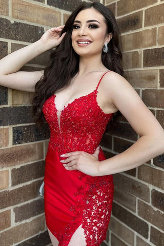 Robe de bal courte rouge fourreau à fines bretelles et appliques