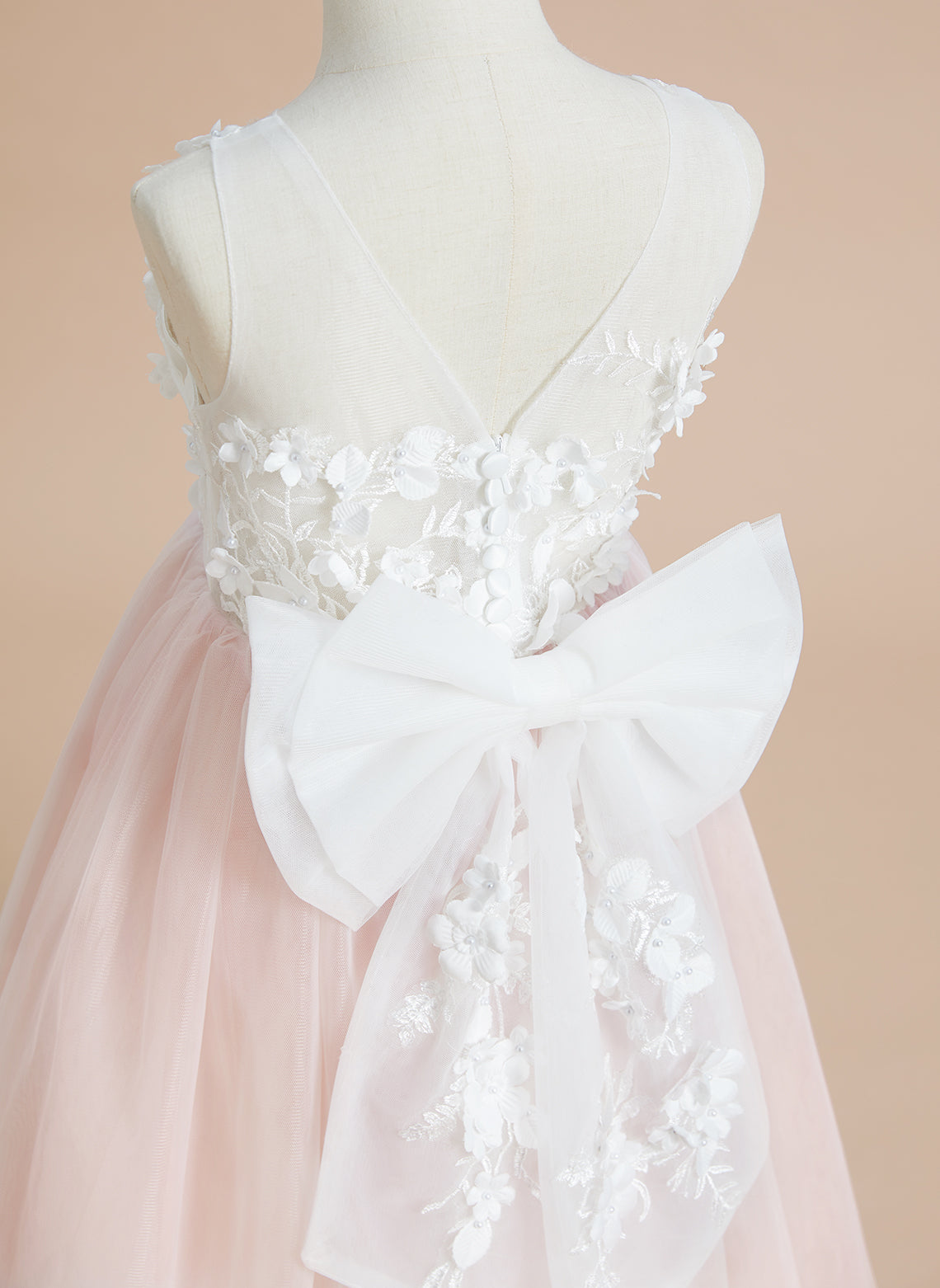 Vestido midi de encaje floral y lazo grande 