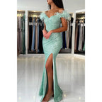 Vestido largo formal de fiesta con hombros descubiertos, lentejuelas y plumas, corte tubo/columna, con abertura 