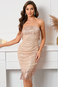 Vestido ajustado de lentejuelas color champán para fiesta de bienvenida con flecos