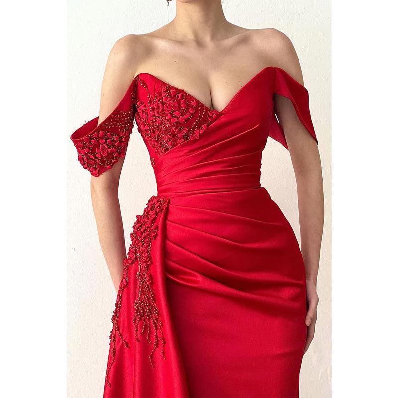 Vestido de noche largo de satén rojo con hombros descubiertos y cuentas 