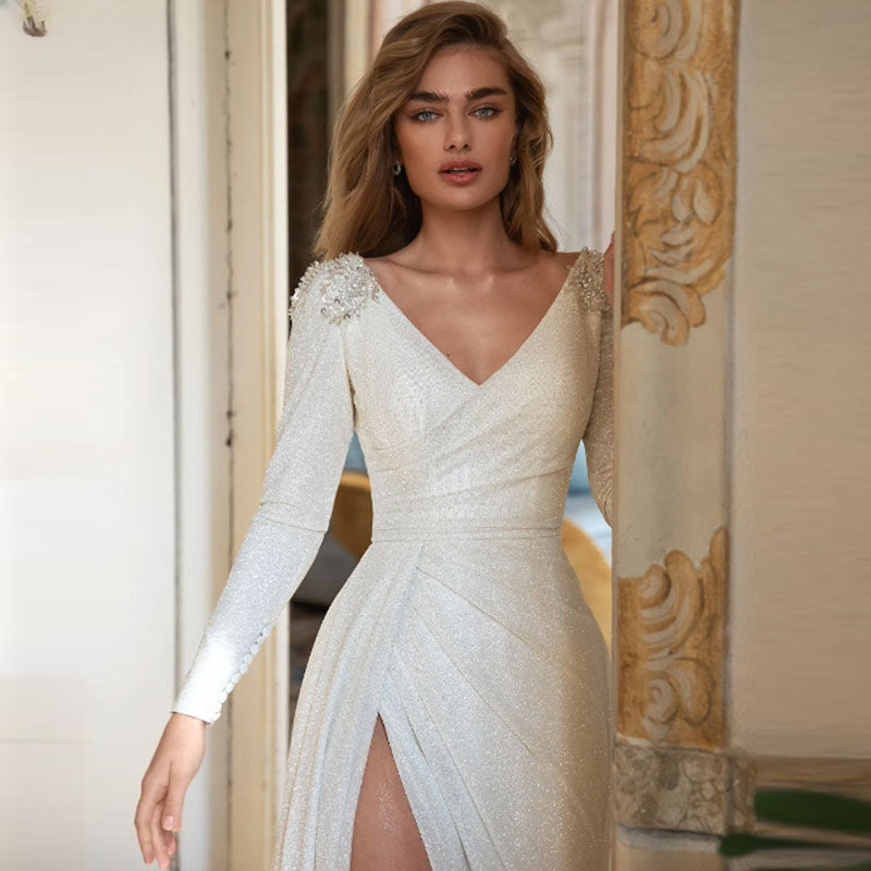 Robe de mariée scintillante fourreau col V manches longues dos nu orné de perles, robe de mariée fendue sur le côté, robe de mariée avec traîne courte 